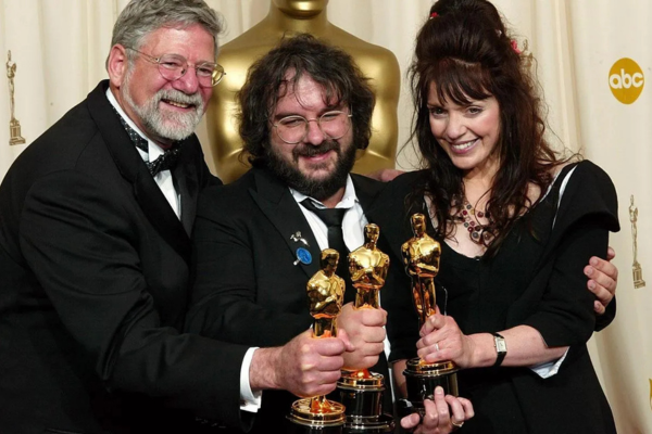 O diretor e os produtores do filme O senhor dos anéis: o retorno do rei posam com as suas estatuetas