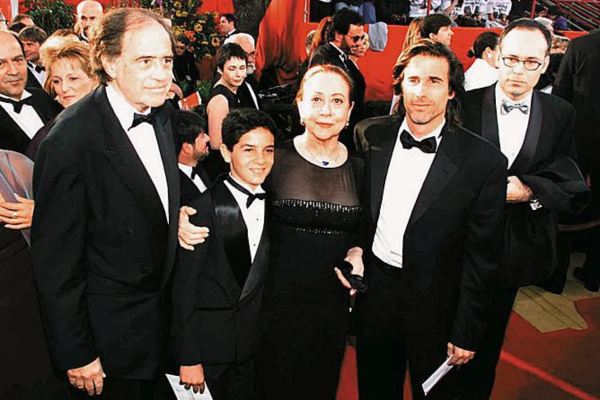A equipe do filme Central do Brasil na cerimônia do Oscar em 1999