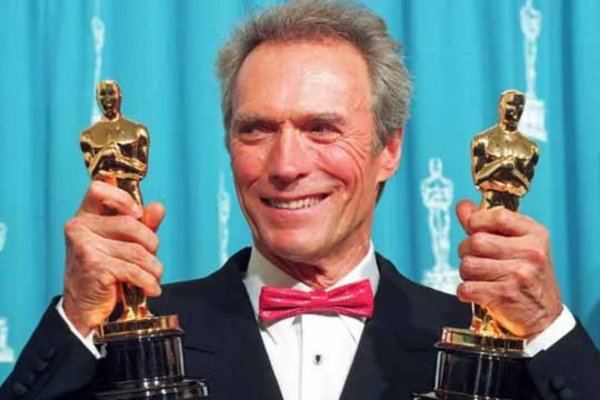 Clint Eastwood recebe os prêmios de Melhor Filme e Melhor Diretor pelo filme Os imperdoáveis, em 1993