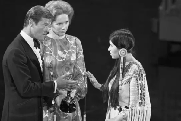 Sacheen Littlefeather recusa o Oscar oferecido a Marlon Brando em 1973