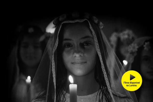 Imagem de atriz interpretando a beata Albertina no filme que leva o seu nome
