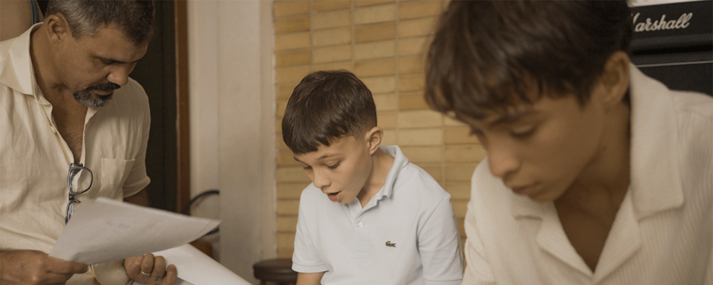 Imagem da publicação O Natal da família Mingau: Juliano Cazarré e seus filhos Vicente e Inácio dão vida aos personagens dessa aventura