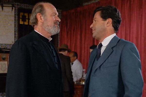 Omero Antonutti e Joaquim de Almeida como Padre Luís e Avelino de Almeida, respectivamente, em cena do filme Fátima.