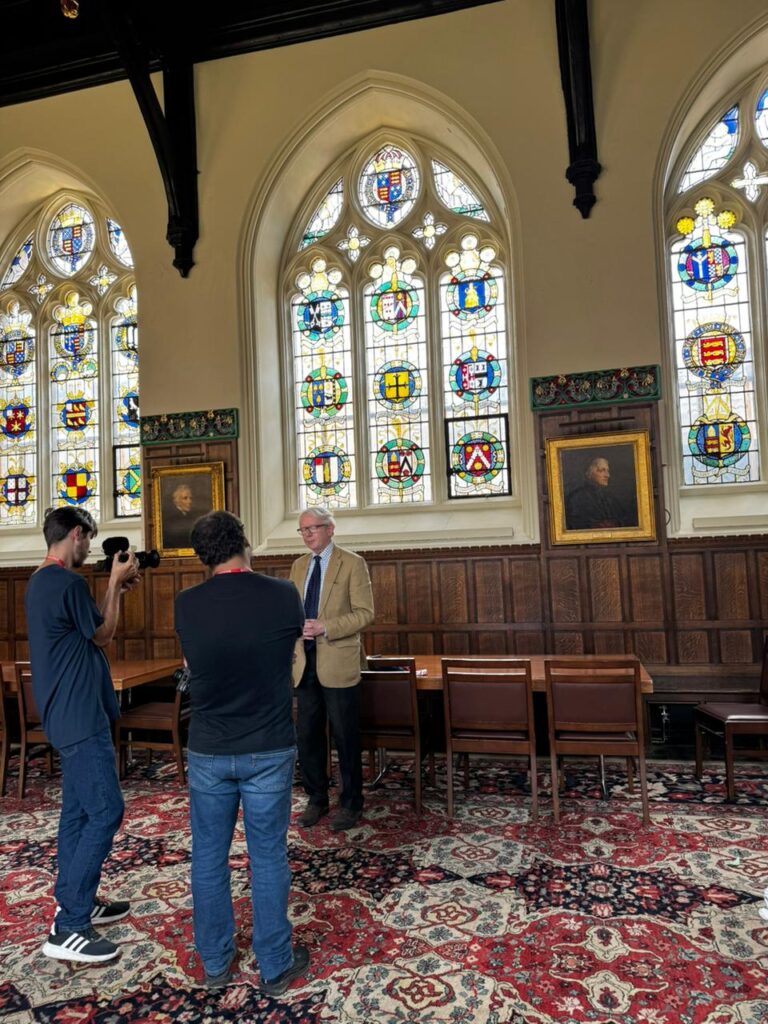 o Dr. Paul Shrimpton na sala comum de Oriel.