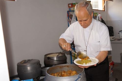 Papa Leão na América Latina servindo refeição 