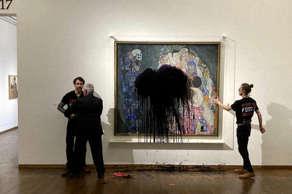 Ativistas atacam obras de arte em museus. Klimt y Vermeer. Capturas de vídeo de redes sociais.