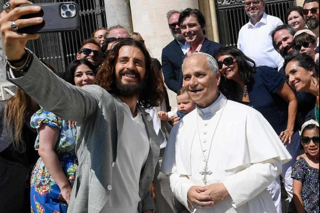 Jonathan Roumie, protagonista de The Chosen,tira foto com o papa.